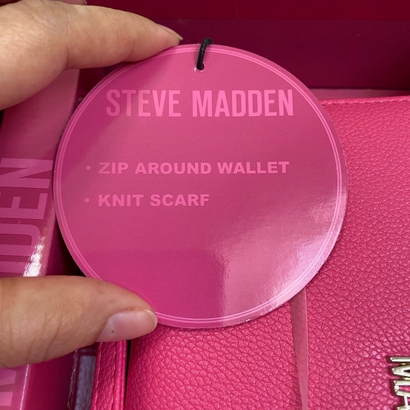 STEVE MADDEN PINK FLASH ZIP AROUND WALLET & KNIT SCARF - Picture 8 of 9